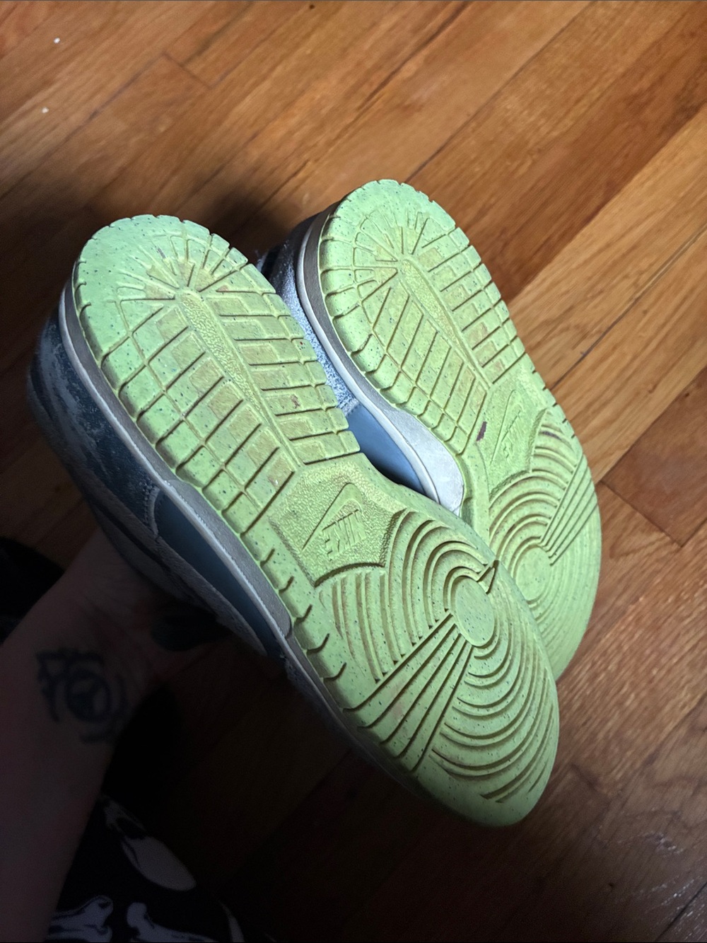 NIKE youth Halloween Dunk Grey and Lime Green Low-Top Sneakers - Picture 3 of 6